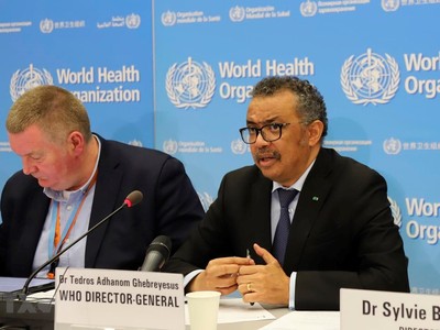 Tổng giám đốc WHO Tedros Adhanom Ghebreyesus (phải) phát biểu tại cuộc họp báo ở Geneva, Thụy Sĩ. (Ảnh: THX/TTXVN).