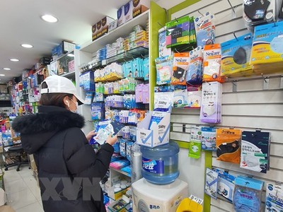 Một cửa hàng bán khẩu trang tai Seoul. (Ảnh: Mạnh Hùng/TTXVN).