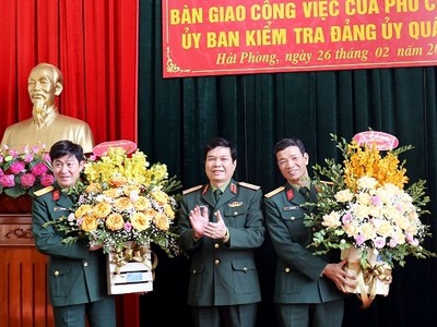 Thiếu tướng Bùi Công Chức chúc mừng Đại tá Đoàn Hoài Nam và Đại tá Lê Văn Duẩn.