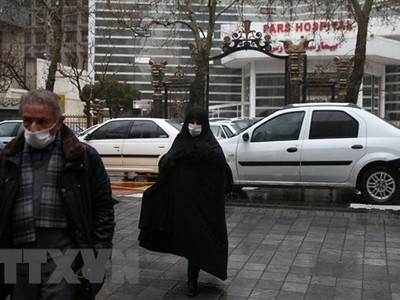 Người dân đeo khẩu trang phòng tránh dịch COVID-19 tại Tehran, Iran, ngày 23/2. (Nguồn: IRNA/TTXVN).