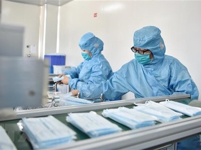 Sản xuất khẩu trang y tế tại một nhà máy ở tỉnh Hà Bắc, Trung Quốc, ngày 18/2. (Nguồn: THX/TTXVN).