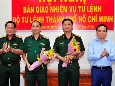 Trung tướng Võ Minh Lương và đồng chí Trần Lưu Quang chúc mừng 2 đồng chí nhận nhiệm vụ mới.