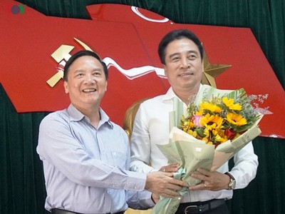 Ông Nguyễn Khắc Định, Bí thư Tỉnh ủy Khánh Hòa (trái) chúc mừng ông Nguyễn Khắc Toàn được bầu làm Phó Bí thư thường trực Tỉnh ủy. Ảnh: VOV.