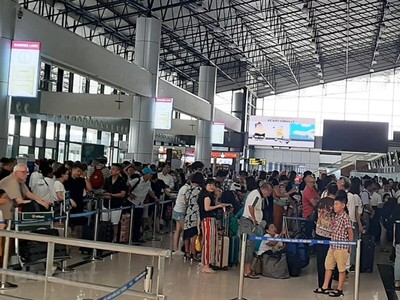 Hành khách làm thủ tục tại sân bay. (Ảnh: Việt Hùng/Vietnam+).