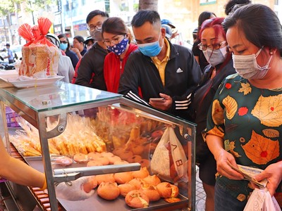 Người dân TP.HCM dậy sớm xếp hàng mua bánh mì thanh long ABC