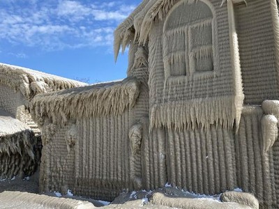 Những ngôi nhà của người dân sống quanh hồ Erie bị băng tuyết phủ kín.