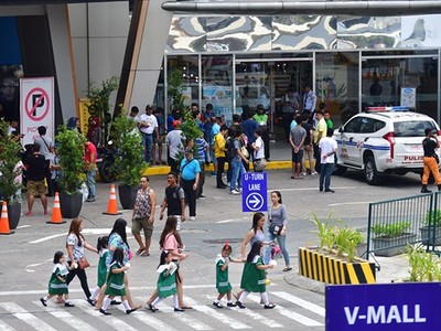 Bên ngoài trung tâm mua sắm Greenhills V-Mall. (Nguồn: ABS-CBN News).