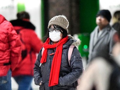 Một phụ nữ đeo khẩu trang tại ga tàu ở Duesseldorf, Đức. Ảnh: AP.