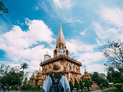 Du khách chụp ảnh bên ngoài ngôi chùa Wat Chalong- 1 trong những ngôi chùa nổi tiếng nhất Phuket (Thái Lan).