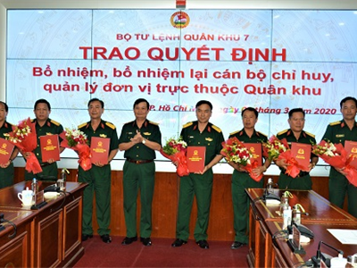 Trung tướng Trần Hoài Trung trao quyết định cho các cán bộ.