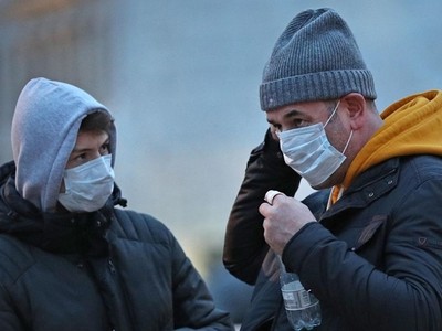 Người dân tại London ngày 29/2. Ảnh: Reuters.