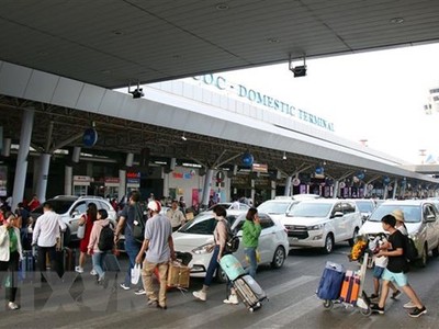 Hành khách di chuyển tại sân bay Tân Sơn Nhất. (Ảnh: Tiến Lực/TTXVN).