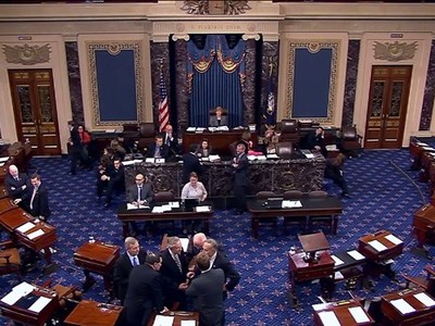 Thượng viện Mỹ thông qua gói ngân sách cho dịch COVID-19. (Ảnh: America Magazine).