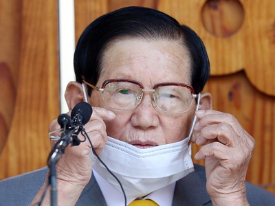 Giáo chủ Tân Thiên Địa Lee Man-hee trong cuộc họp báo xin lỗi hôm 2/3. Ảnh: Yonhap.