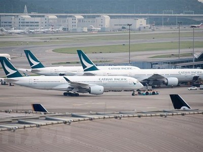 Máy bay của Hãng hàng không Cathay Pacific đỗ tại sân bay quốc tế Hong Kong (Trung Quốc). (Ảnh: AFP/TTXVN).