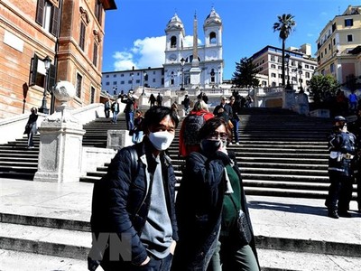 Người dân và du khách đeo khẩu trang phòng lây nhiễm COVID-19 tại Venice, Italy, ngày 8/3. (Ảnh: AFP/TTXVN)