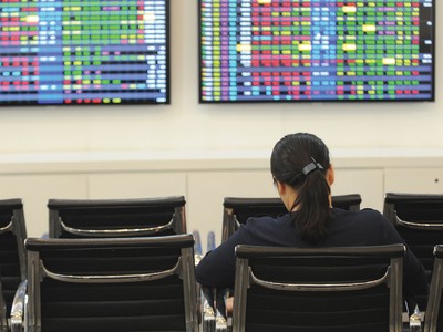 Khi sợ hãi lên cao, nhà đầu tư thường sẽ có các biểu hiện “án binh bất động”, tích trữ lương thực cùng các tài sản khác an toàn hơn như ngoại tệ mạnh, vàng…