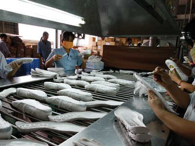 Tại nhiều doanh nghiệp da giày, nguyên liệu hiện chỉ đủ cho sản xuất đến tháng 4.