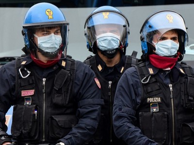 Cảnh sát chống bạo động bên ngoài nhà tù ở thành phố Modena, Italy hôm 9/3. Ảnh: AFP.