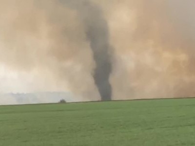 Vòi rồng lửa hút khói và tro bụi trong đám cháy