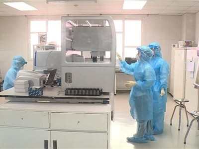 Xét nghiệm sàng lọc mẫu bệnh phẩm của các trường hợp nghi ngờ đến từ vùng dịch COVID-19 tại Trung tâm kiểm soát bệnh tật thành phố Hà Nội. (Ảnh: TTXVN/Vietnam+).