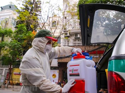 Hà Nội tiến hành phun khử trùng ngăn dịch. (Ảnh: Minh Sơn/Vietnam+).