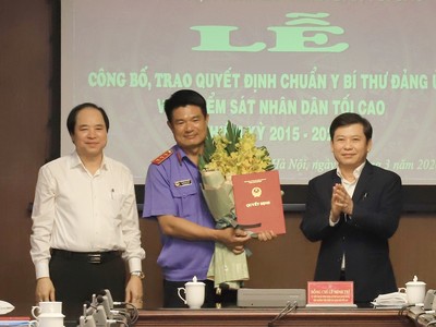 Viện trưởng Viện Kiểm sát nhân dân tối cao Lê Minh Trí và Phó Bí thư Đảng ủy Khối cơ quan Trung ương Trương Xuân Cừ chúc mừng đồng chí Nguyễn Huy Tiến.