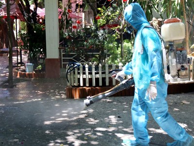 Phun thuốc sát khuẩn khu vực các trường hợp mắc COVID-19 tại tỉnh Bình Thuận đã tiếp xúc. (Ảnh: Nguyễn Thanh/TTXVN).