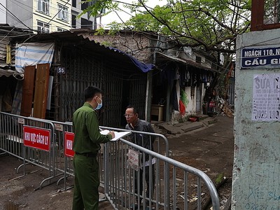 Bên trong ngõ 165 Cầu Giấy, nơi "bệnh nhân 39" ở trọ, được phong tỏa từ tối 11/3.