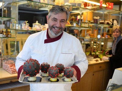 Trứng Phục sinh chocolate hình virus Corona