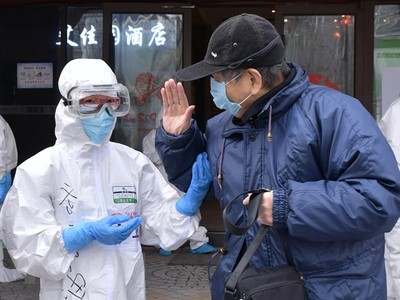 Trung Quốc tự tin đã vượt qua giai đoạn đỉnh điểm của dịch bệnh. (Ảnh: THX/TTXVN).