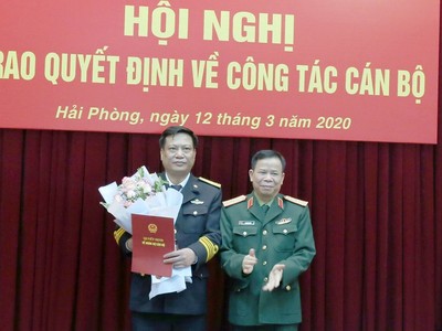 Thiếu tướng Tạ Quang Khải trao quyết định bổ nhiệm tân Viện trưởng Viện Kiểm sát Quân sự Quân chủng Hải quân.