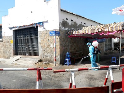 Khu vực cách ly được phun xịt khử khuẩn 2 lần/ ngày. (Ảnh: Nguyễn Thanh/TTXVN).