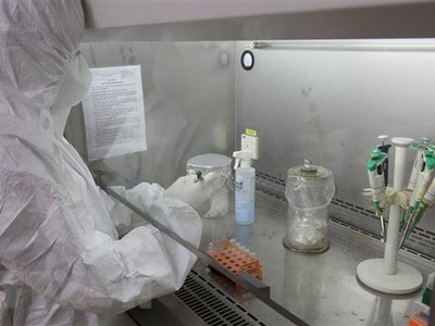 Phòng tách chiết mẫu bệnh phẩm áp lực âm tại Trung tâm Kiểm soát bệnh tật tỉnh Yên Bái. (Ảnh: Đức Tưởng/TTXVN).