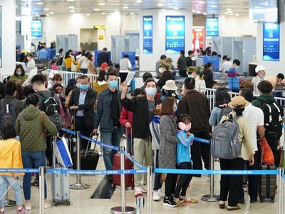 Hành khách làm thủ tục chuyến bay tại sân bay Nội Bài. (Ảnh: CTV/Vietnam+).