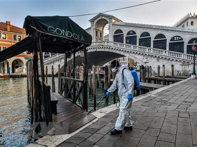 Phun khử trùng nhằm ngăn chặn sự lây lan của dịch COVID-19 tại Venice, Italy. (Ảnh: AFP/TTXVN).