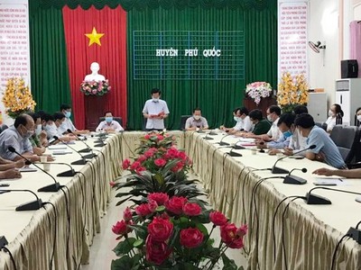 Ban chỉ đạo phòng, chống Covid-19 tỉnh Kiên Giang làm việc với huyện Phú Quốc đến tận khuya 15/3.