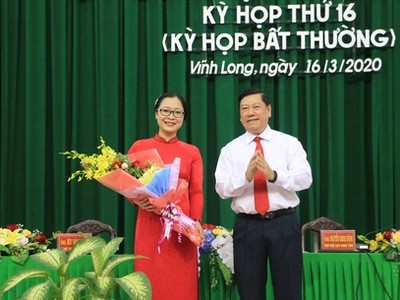 Bí thư Tỉnh ủy Vĩnh Long Trần Văn Rón chúc mừng đồng chí Nguyễn Thị Quyên Thanh.