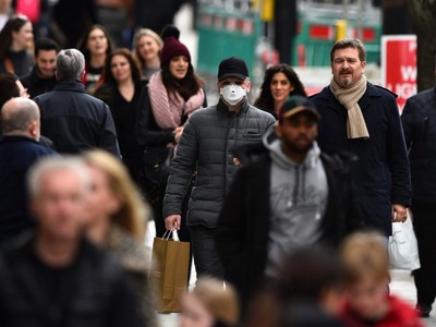 Người dân trên đường phố trung tâm London hôm 14/3. Ảnh: AFP.