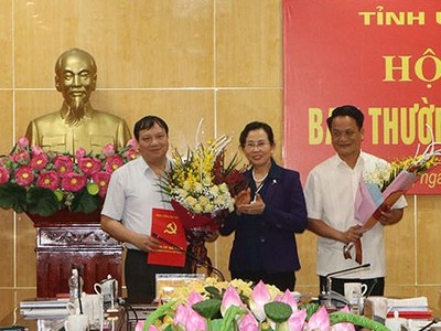 Bí thư Tỉnh ủy Hà Nam Lê Thị Thủy trao quyết định và chúc mừng đồng chí Lê Hồng Quân và đồng chí Đào Đình Tùng.