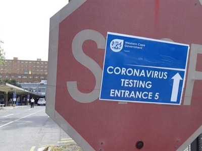 Bảng chỉ dẫn đường đến khu xét nghiệm COVID-19 trước cửa một bệnh viện tại thành phố Cape Town, Nam Phi. (Ảnh: Phi Hùng/TTXVN).