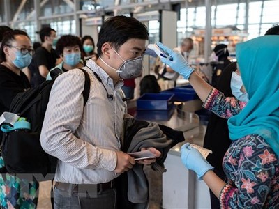 Kiểm tra thân nhiệt tại sân bay quốc tế Kuala Lumpur, Malaysia. (Nguồn: AFP/TTXVN).