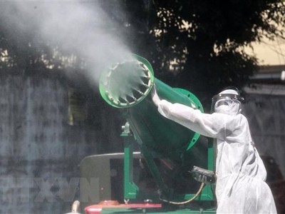 Phun thuốc khử trùng nhằm ngăn chặn lây lan COVID-19 tại San Juan, Philippines. (Nguồn: THX/TTXVN).