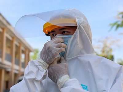 Nhân viên y tế làm việc tại Bệnh viện dã chiến ở Củ Chi. 