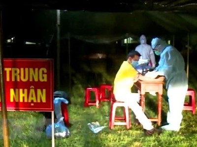 Ông T.Q.H ở xã Quảng Châu, huyện Quảng Trạch, Quảng Bình được kiểm tra y tế và cách ly tập trung sau khi tiếp xúc gần với bệnh nhân Covid-19 số 51. (Ảnh: Võ Dung/TTXVN).