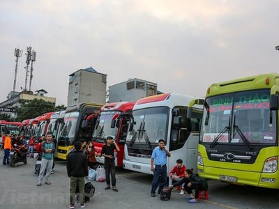 Các đơn vị vận tải hoạt động tại bến xe đã cắt giảm tần suất hoạt động do vắng khách vì dịch COVID-19. (Ảnh: Minh Sơn/Vietnam+).