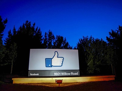 Biểu tượng nút like ở trụ sở Facebook, Menlo Park, California, Mỹ. (Nguồn: Getty Images).