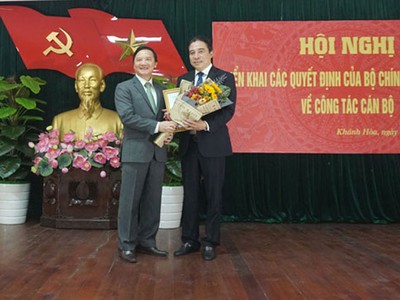 Đồng chí Nguyễn Khắc Định trao quyết định và chúc mừng đồng chí Nguyễn Khắc Toàn.