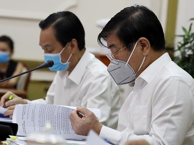 Chủ tịch UBND TP.HCM Nguyễn Thành Phong (phải) phát biểu tại cuộc họp. Ảnh: Trung tâm báo chí TP HCM.