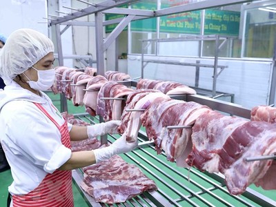 Sản phẩm thịt lợn sau khi chế biến được để trên giá đảm bảo vệ sinh thực phẩm. (Ảnh: Vũ Sinh/TTXVN).